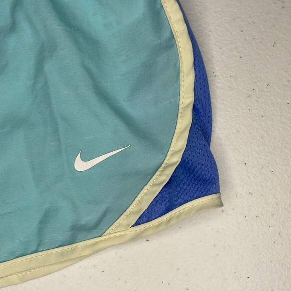 NIKE girls running shorts - Picture 2 of 6